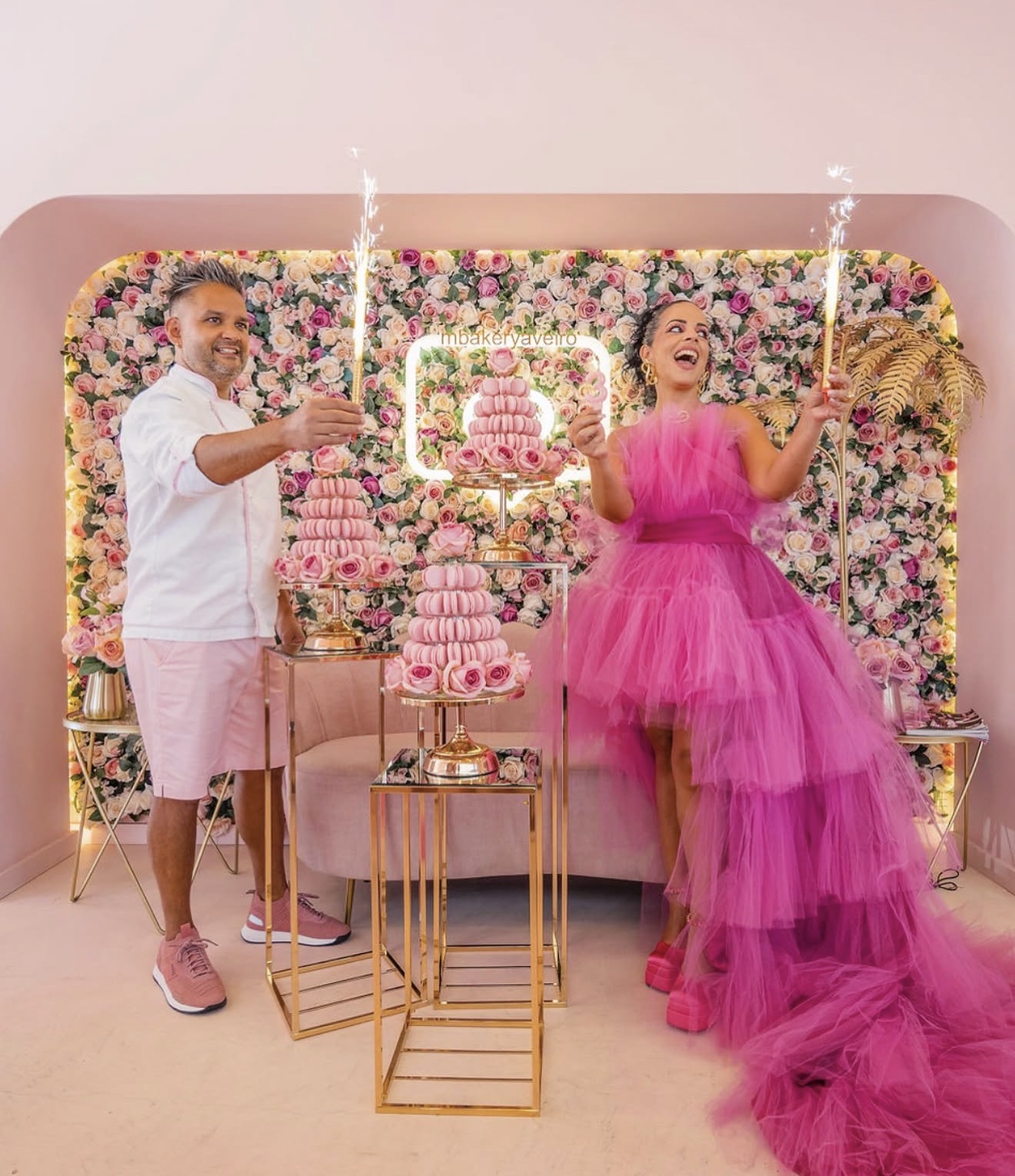 Interior MBakery em rosa e dourado